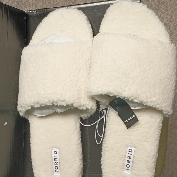 Torrid Sandals Slippers 13 Wide Ivory Shearling Slides SlipOn Open Toe Shoes New - Picture 6 of 7